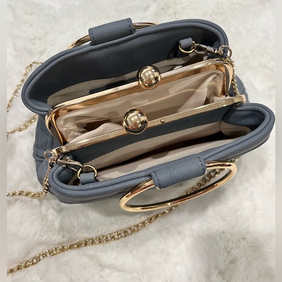 Blue shell shape leather bag with metal chain - Picture 4 of 6